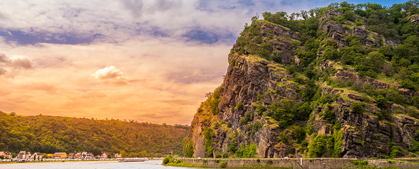 Der Loreley-Felsen am Rhein vor einem mystischen Sonnenuntergang.