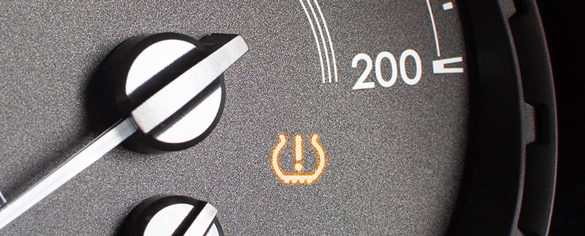 In der Tachoanzeige leuchtet das Reifendruck-Kontroll-Symbol orange auf.