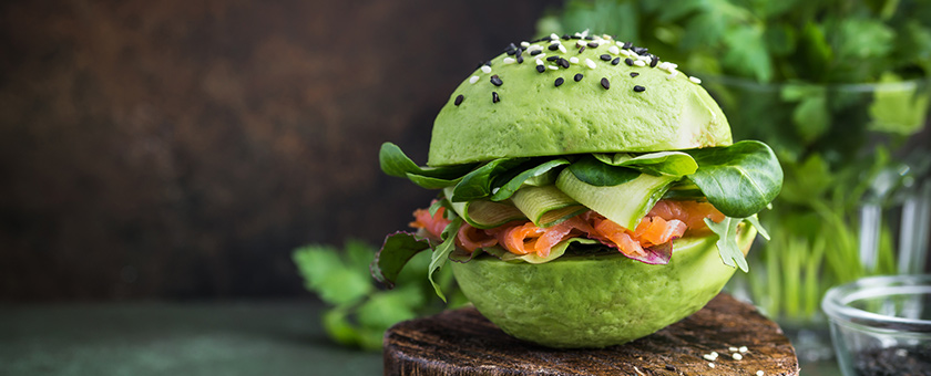 Bürger mit grünem Brötchen.