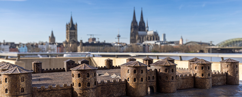 Bronze-Modell des Kastell Deutz vor der Skyline von Köln.