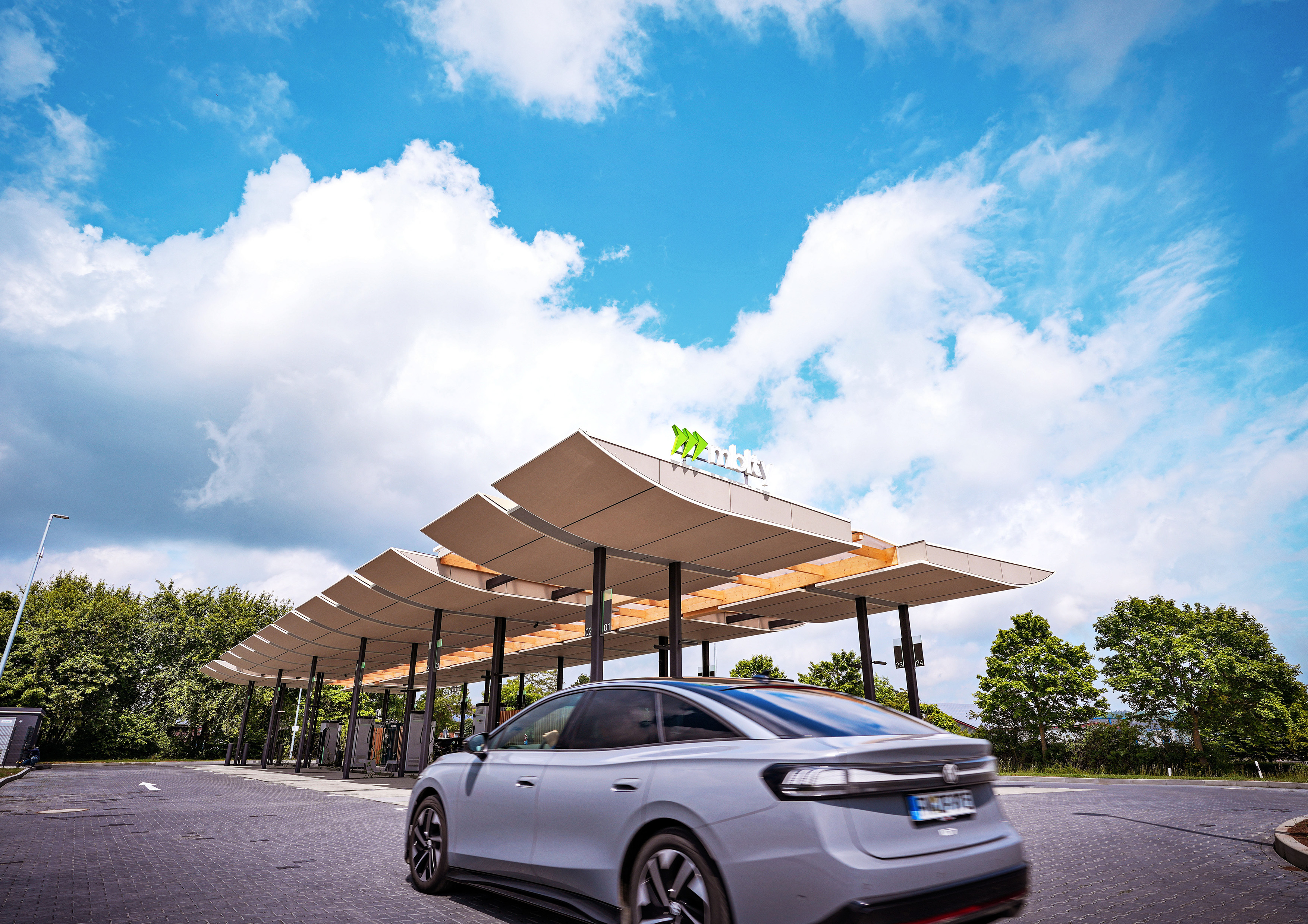250528_50680700_E-Mobility_Support_Q2_Stanort_A4_Bild_02 mblty eröffnet Ladepark am ROSI’S Autohof Schnelldorf – nachhaltiges Laden für Pkw und Lkw