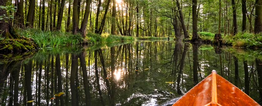 Orangenes Kanu auf einem Kanal im Spreewald