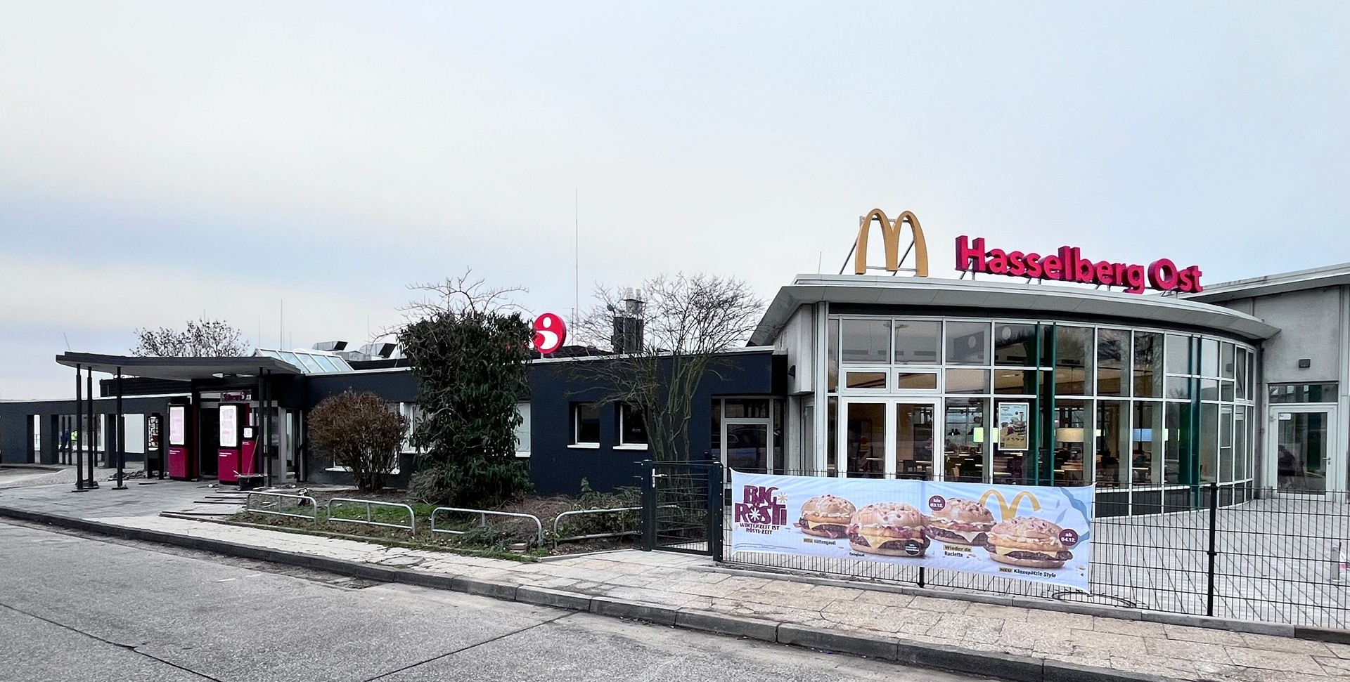 Raststätte Hasselberg Ost_Außenbereich_Tank & Rast